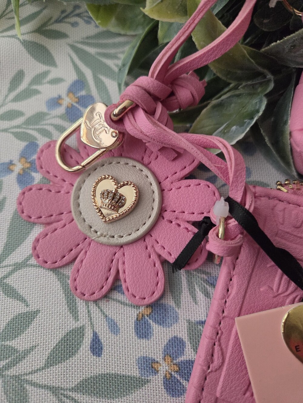 Juicy Couture Pink Embossed Coin Purse and Zip Card Wallet Set With Bag Charm - Picture 4 of 6